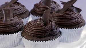 Cupcake au chocolat noir avec chantilly de chocolat