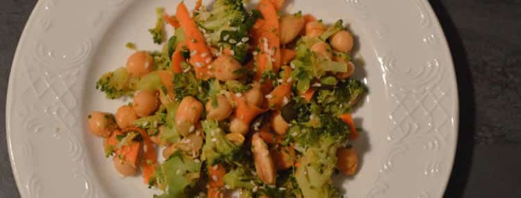 Entrée de salade brocoli carotte