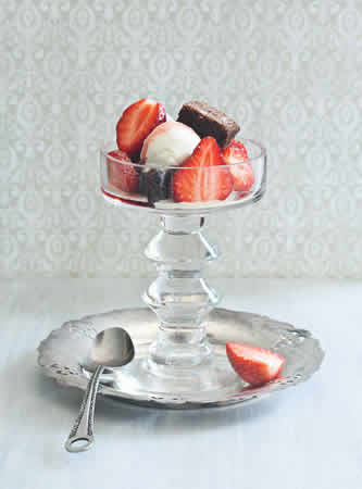 coupes glacees aux fraises et aux brownies