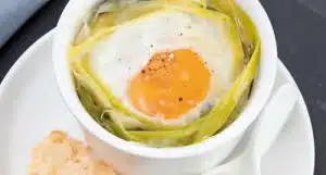 oeuf cocotte aux poireaux a la creme de parmesan