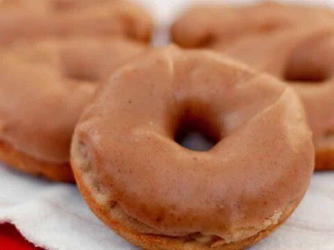 Donuts aux pommes avec glaçage caramel