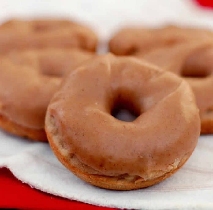 Donuts aux pommes avec glaçage caramel