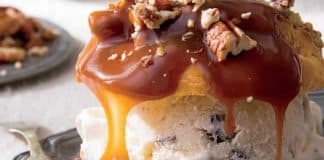 Gâteau à la crème avec sauce pralinée et pacanes grillées