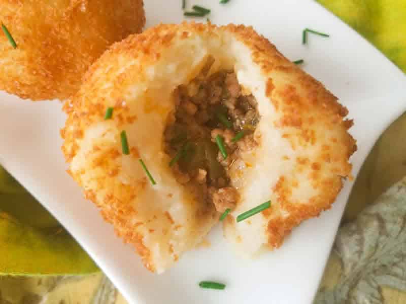 Boulettes De Pommes De Terre Farcies Avec La Viande Hachee