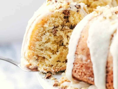Gâteau aux noix avec glaçage chocolat blanc