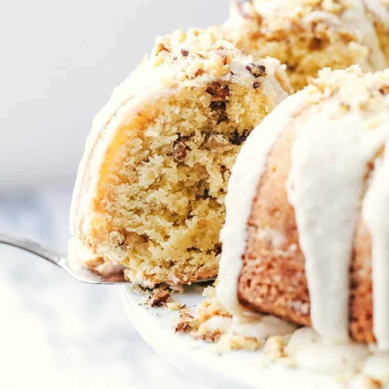 Gâteau aux noix avec glaçage chocolat blanc