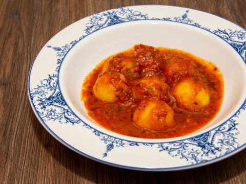 Pommes de terre à l'oignon et sauce tomate cookeo