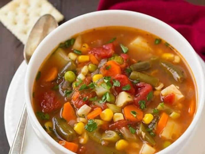 Soupe de legumes coupes en petits des au thermomix