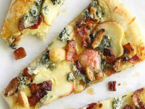 Pizza aux pommes fromage bleu et bacon