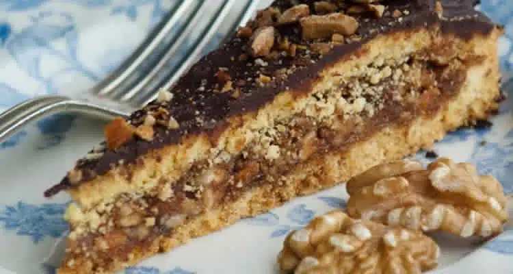 Gâteau au chocolat fourré aux noix
