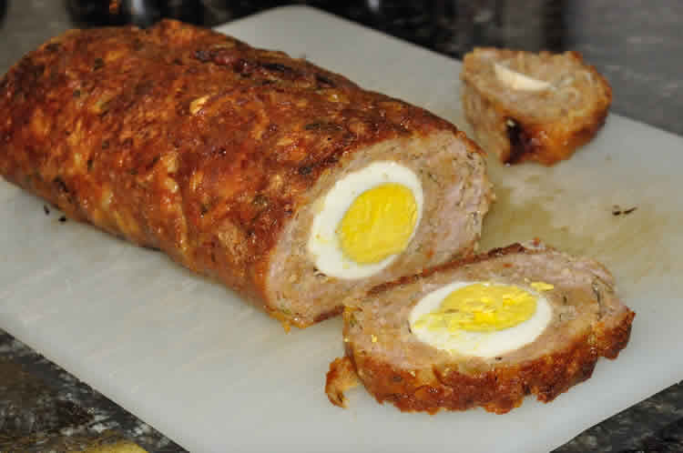 Roulé de viande hachée aux oeufs durs