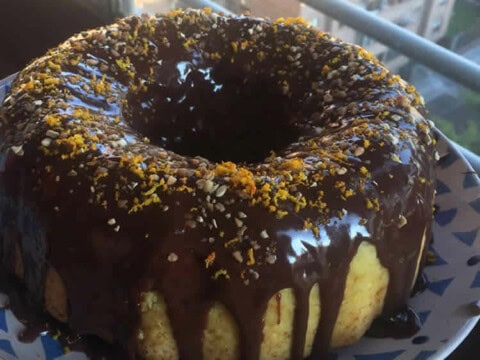 Gâteau à l'orange avec glaçage chocolat