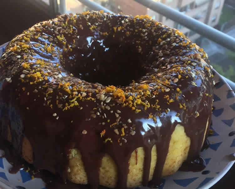 Gâteau à l'orange avec glaçage chocolat