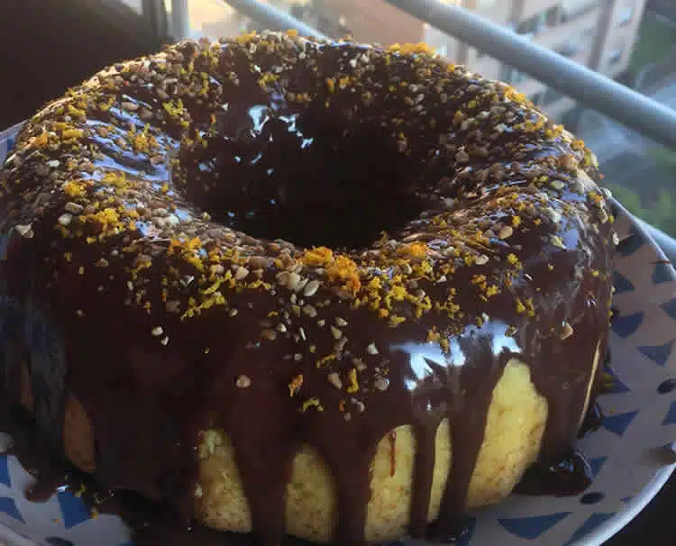Gâteau à l'orange avec glaçage chocolat