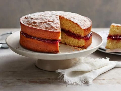 Sponge cake Victoria à la Confiture