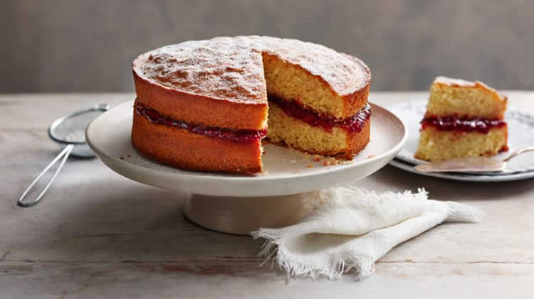 Sponge cake Victoria à la Confiture