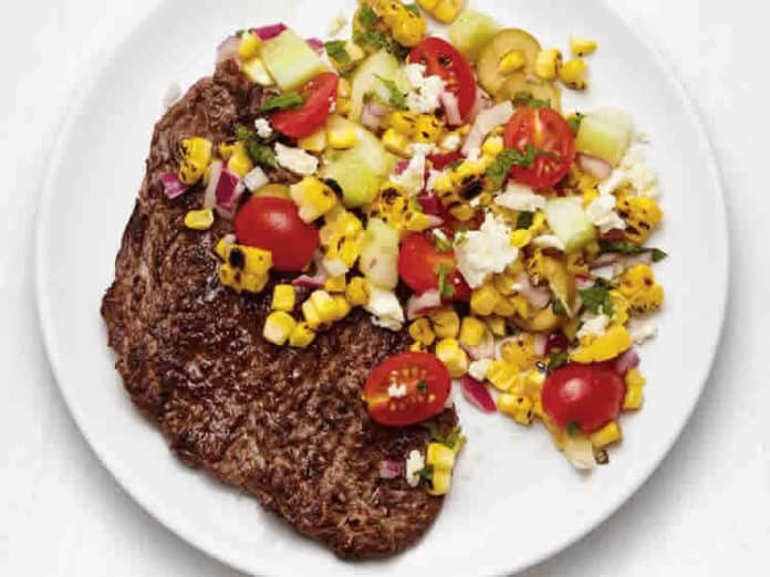 Steak grillé et salade de maïs