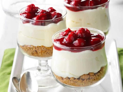 Dessert au fromage à la crème et cerise