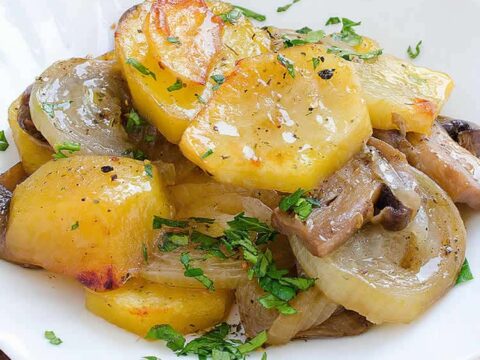 Pommes de terre aux oignons et aux champignons