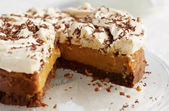 Tarte meringuée à la noisette et au caramel