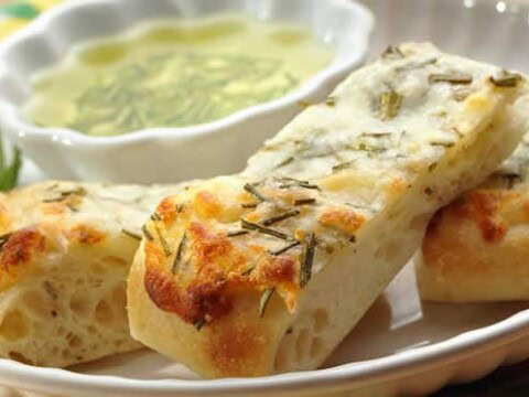 Apéro focaccia au fromage et romarin