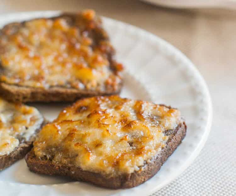 Apéro pain grillé au parmesan