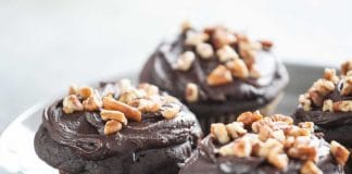 Cupcakes avec glaçage et noix de pécan