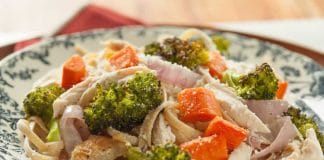 Poulet rôti et légumes aux pâtes