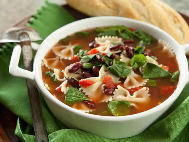 Soupe de farfalle aux légumes