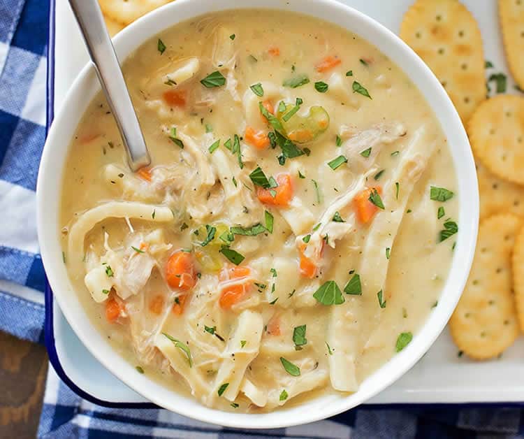 Soupe de poulet et nouille crémeuse