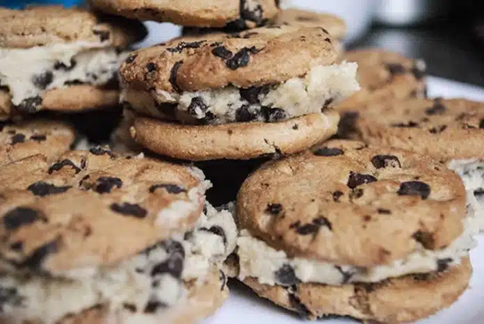 Sandwichs de cookies fourrés à la crème