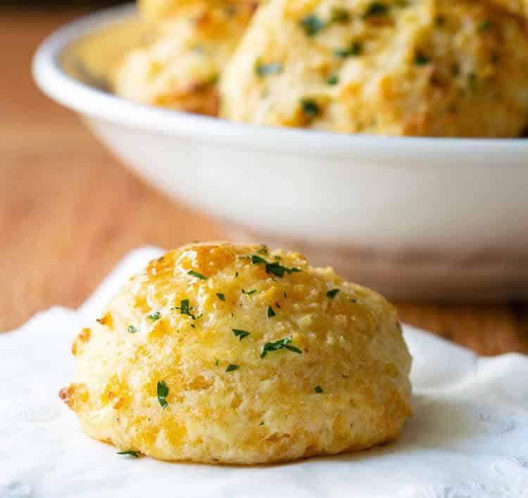 Biscuits au beurre et cheddar