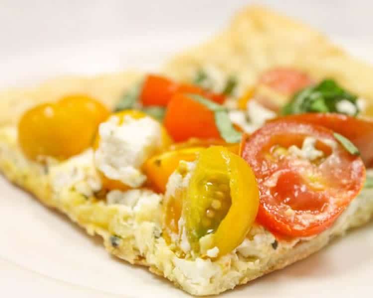 Pizza au fromage et tomate cerise