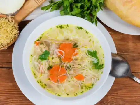 Soupe de poulet aux légumes et vermicelles