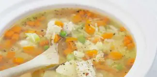 Soupe de poulet aux légumes et vermicelles