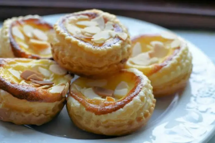 Tartes à la crème aux amandes et à la vanille