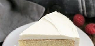 Gâteau au glaçage chocolat blanc
