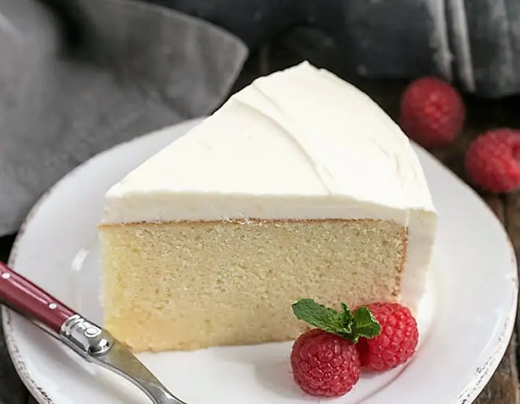 Gâteau au glaçage chocolat blanc