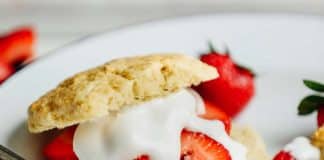 Mini gâteau à la crème et fraises