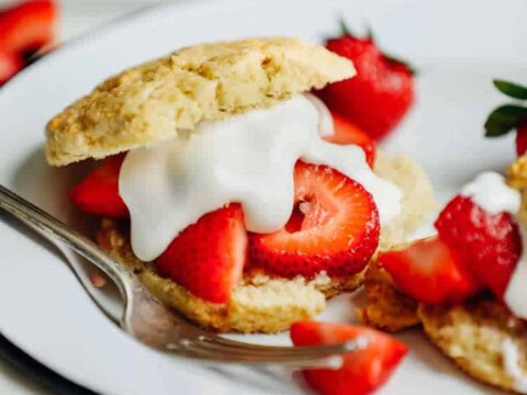 Mini gâteau à la crème et fraises