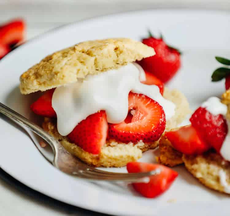Mini gâteau à la crème et fraises
