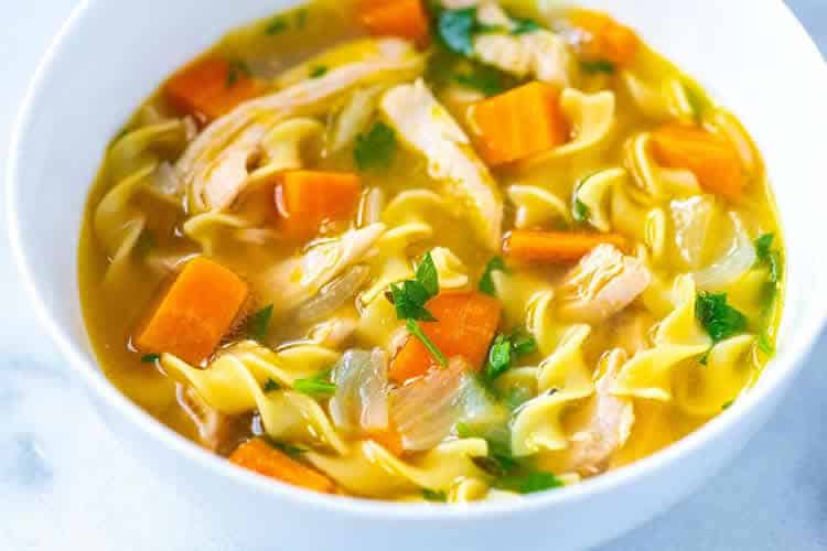 Soupe de poulet aux nouilles