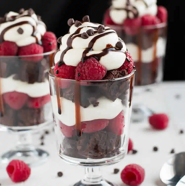 Verrines brownie chocolat et framboises