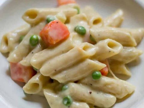Pâtes à la sauce blanche et légumes