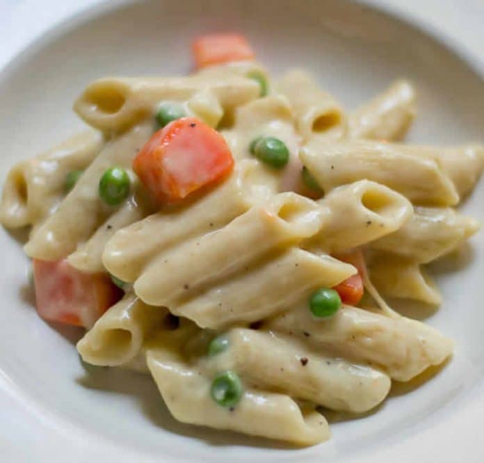 Pâtes à la sauce blanche et légumes