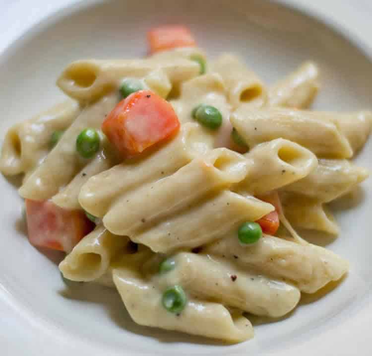 Pâtes à la sauce blanche et légumes