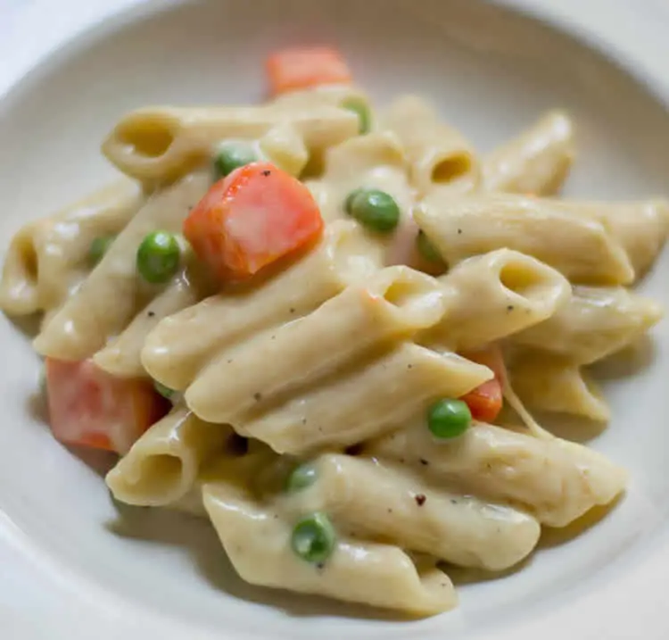 Pâtes à la sauce blanche et légumes