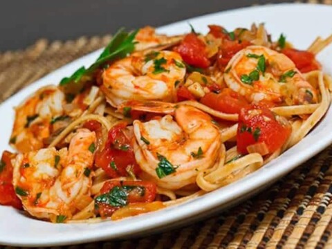 Pâtes à la sauce tomate et crevettes