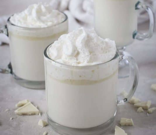 Boisson chaude au chocolat blanc