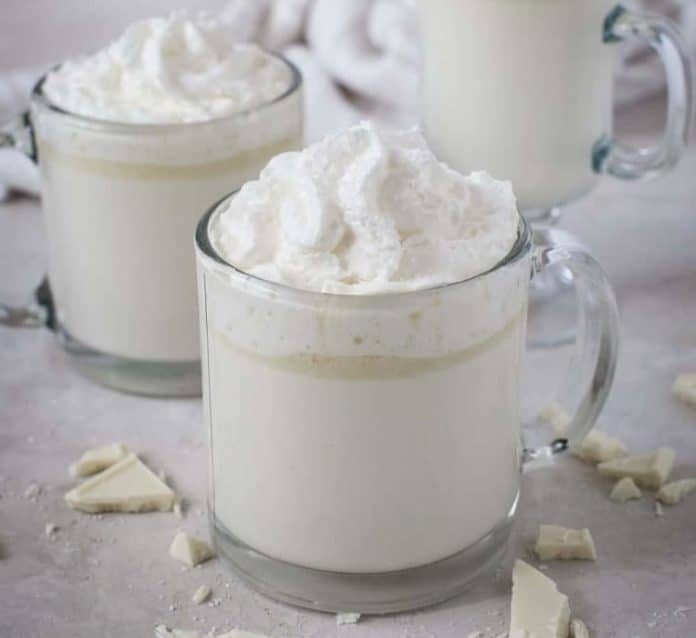 Boisson chaude au chocolat blanc